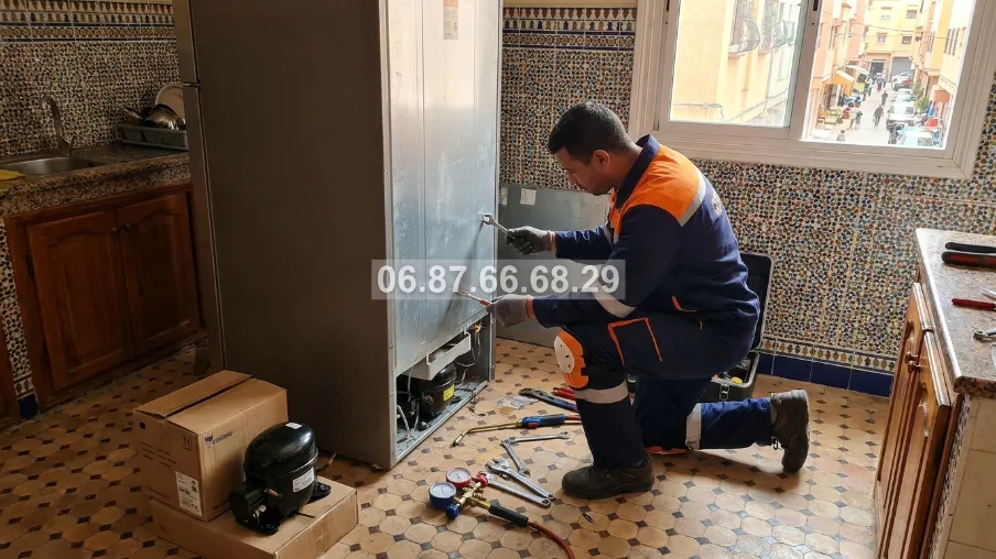 Technicien remplaçant le compresseur d'un réfrigérateur à Rabat — carrelage zellige marocain